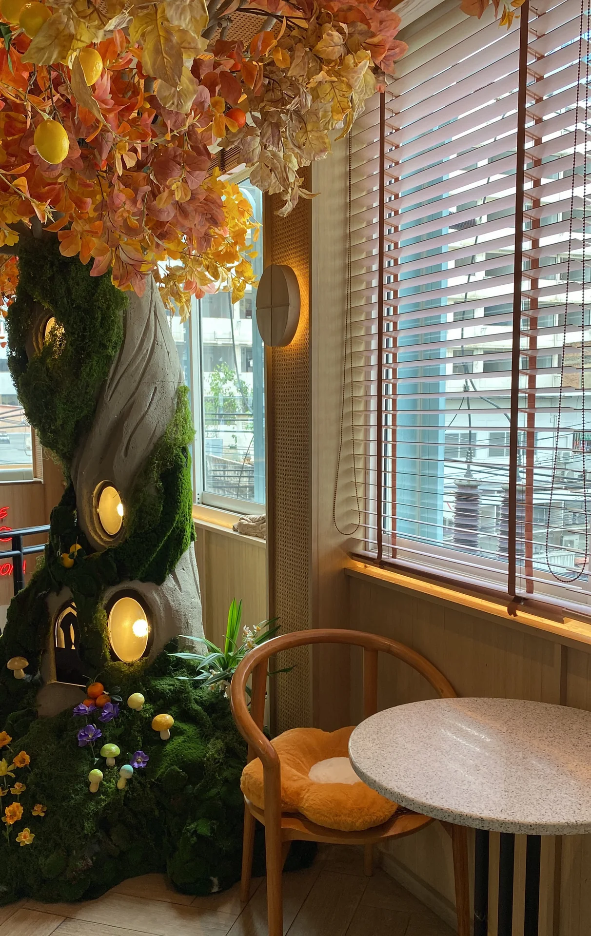 บรรยากาศภายใน First Aid Kiss Cafe ทองหล่อ